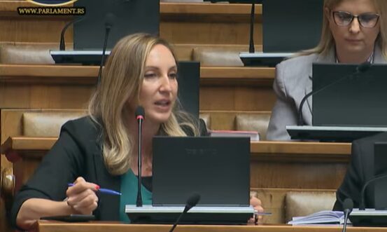 Anna Oreg u Skupštini Srbije: Vlast udaljava Srbiju od EU i ugrožava milijarde evropske pomoći