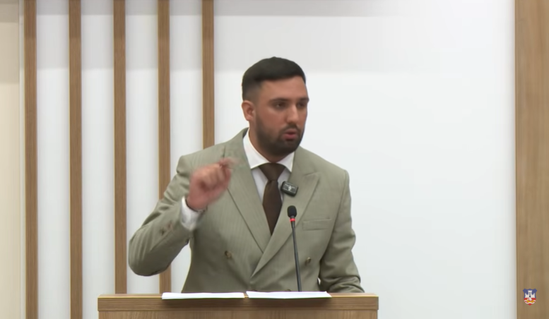 Stefan Simić: Kašnjenje đačke pomoći je pitanje odgovornosti, Aleksandra Čamagić mora da ode